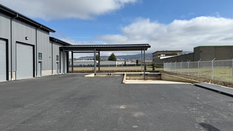 More Photos Of 2016 Commerce, Medford Showroom For Lease