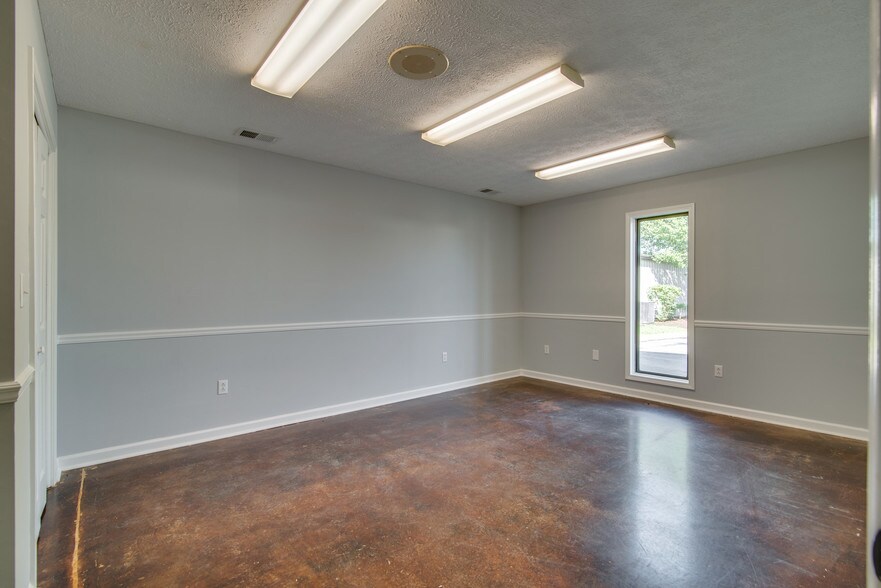 More Photos Of 100 Mooreland Dr, Springfield Warehouse For Lease