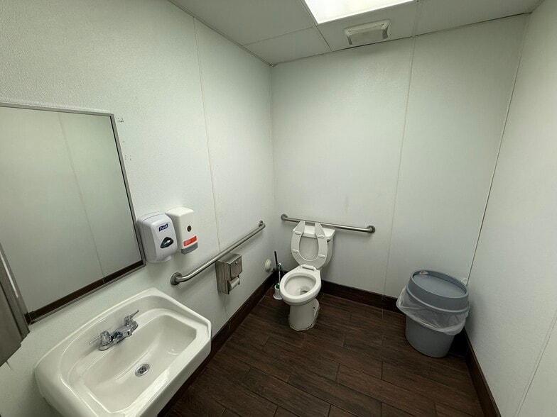 More Photos Of 12699 NE 6th Ave, North Miami Fast Food For Lease