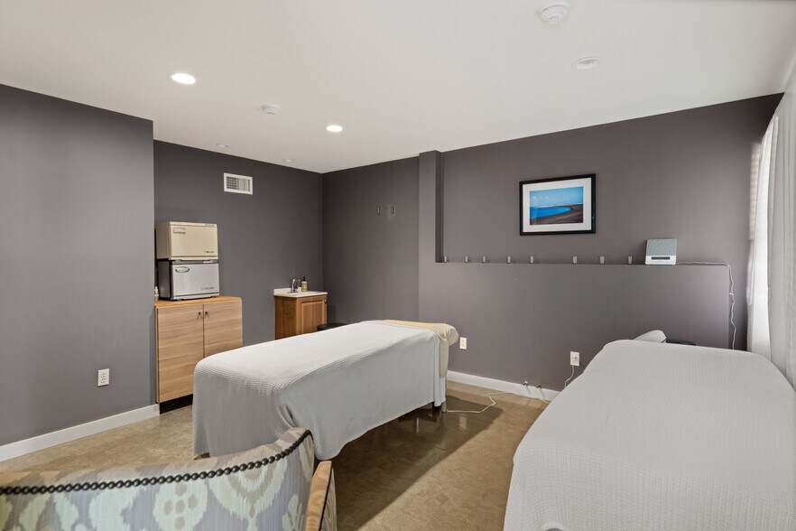 More Photos Of 105 Bradford Street Ext, Provincetown Hotel For Sale