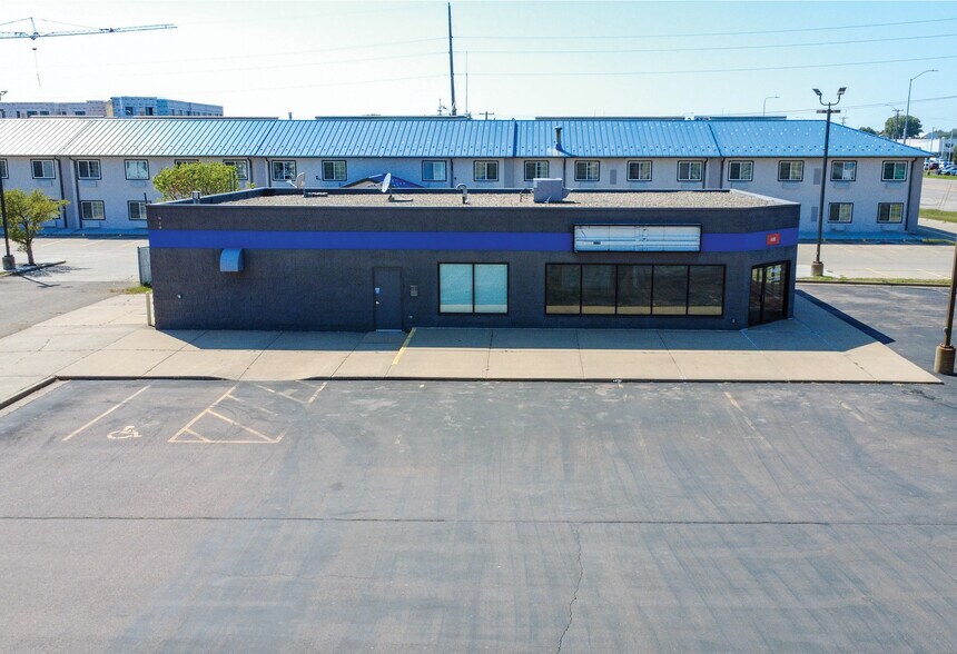 More Photos Of 4201 W 12th St, Sioux Falls Flex For Lease