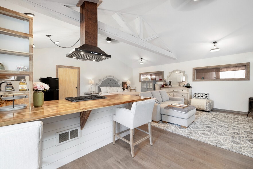 More Photos Of 111 W Bell St, Sequim Hotel For Sale