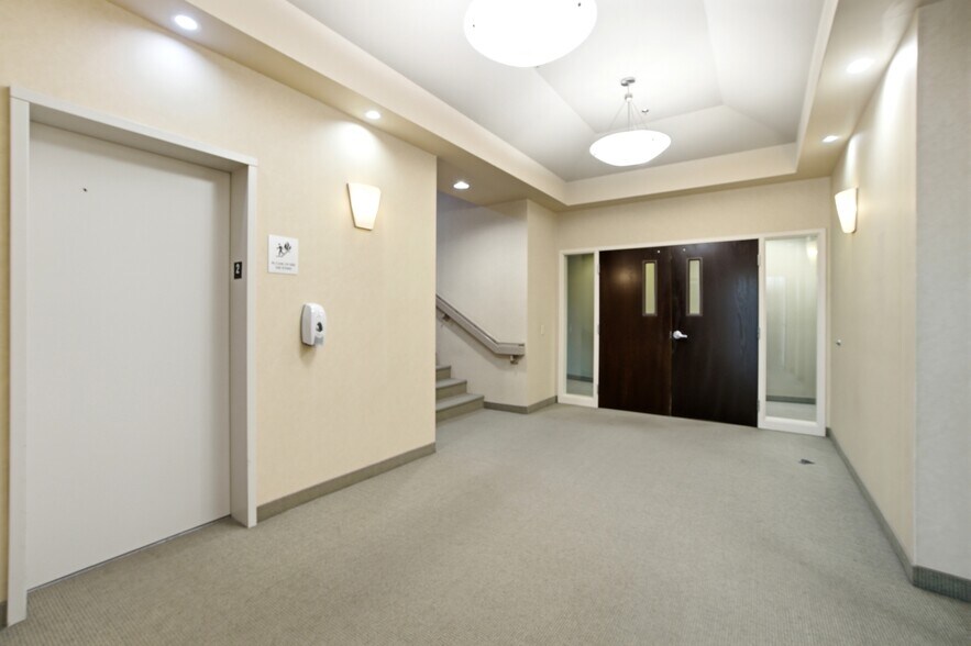 More Photos Of 680 Hawthorne Ave SE, Salem Office For Sale