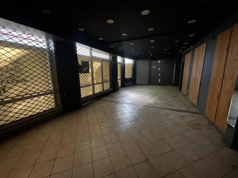 More Photos Of 2 Rue De La Convention, Paris General Retail For Sale