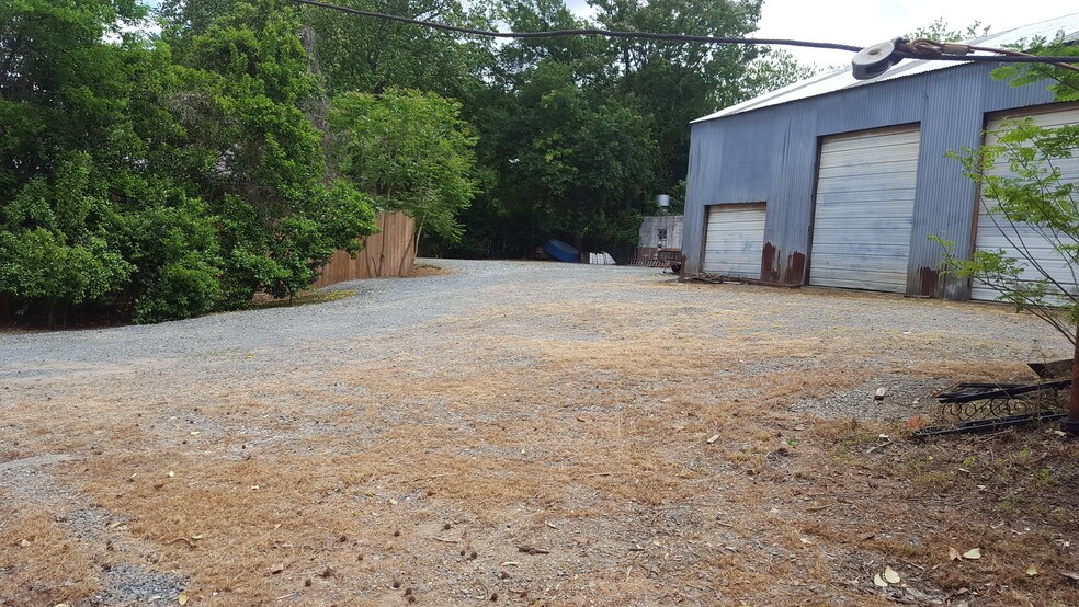 More Photos Of 3521 Monroe Rd, Charlotte Showroom For Lease