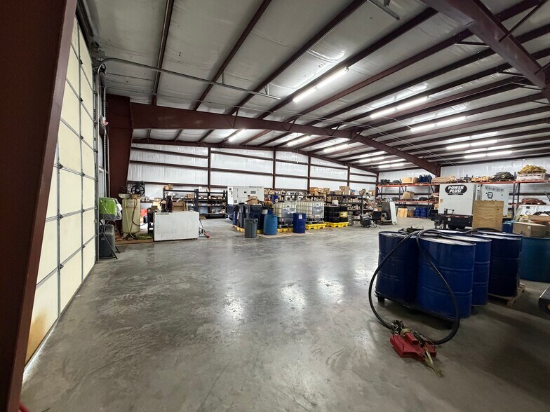More Photos Of 240 Gilbert Cir, Grand Prairie Warehouse For Lease