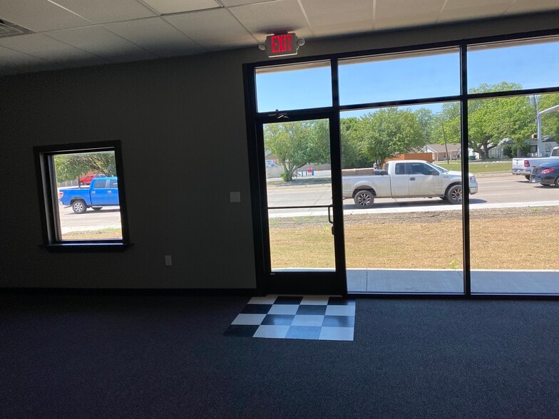 More Photos Of 316 W University Dr, McKinney Flex For Sale