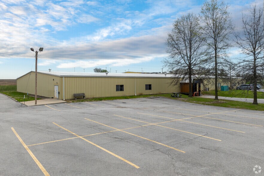 More Photos Of 601 E Marshall St, Sweet Springs Flex For Sale