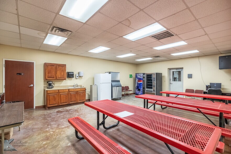 More Photos Of 10027 S Frontage Rd, Clyde Manufacturing For Sale