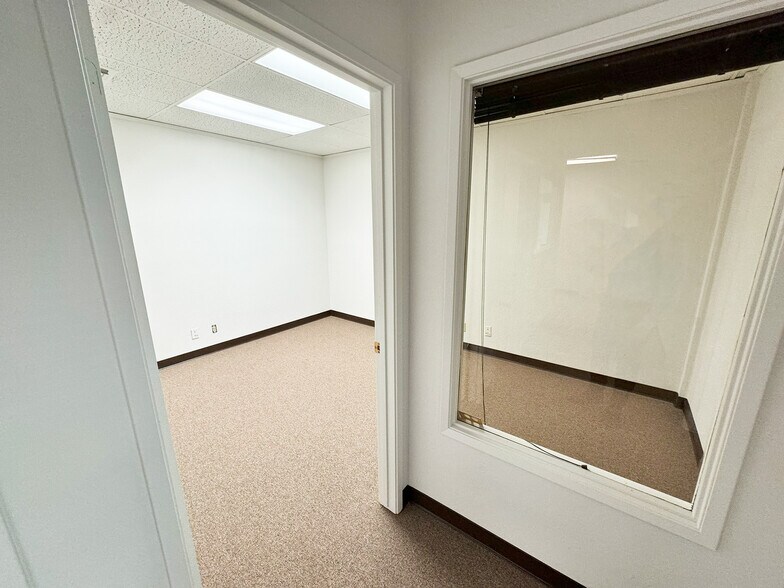 More Photos Of 740 Camden Ave, Campbell Showroom For Lease