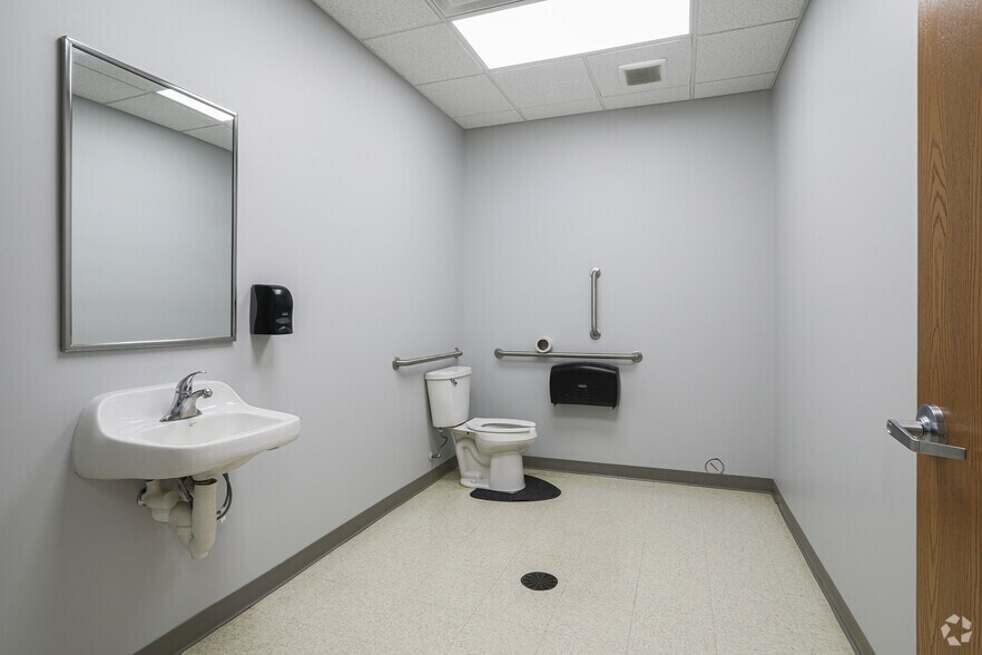 More Photos Of 1060 Commerce Dr, Farwell Manufacturing For Sale