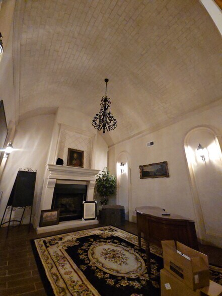 More Photos Of 1525 Country Club Pky, Elkhorn Showroom For Sale