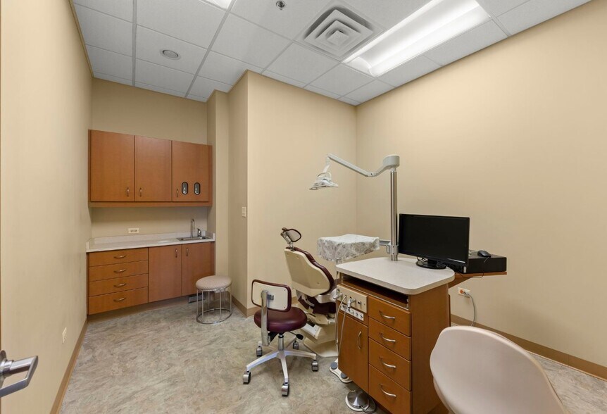 More Photos Of 1001 E Chicago Ave, Naperville Office For Sale