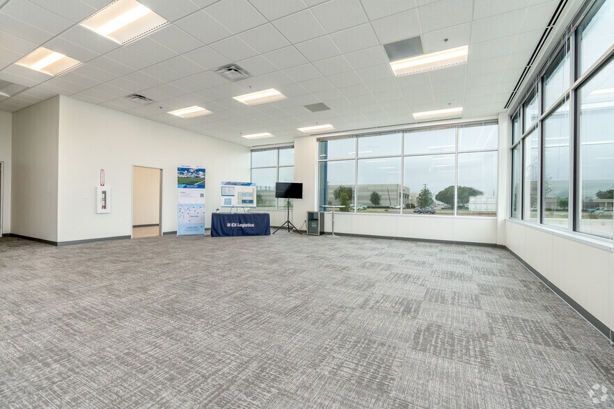 More Photos Of 1021 Everman Pky, Fort Worth Distribution For Lease