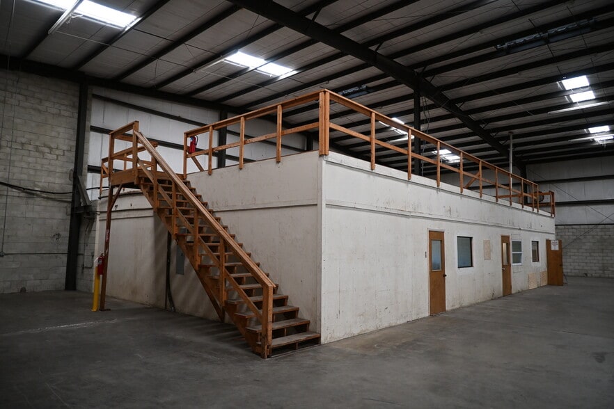 More Photos Of 6211 Anderson Rd, Tampa Warehouse For Lease