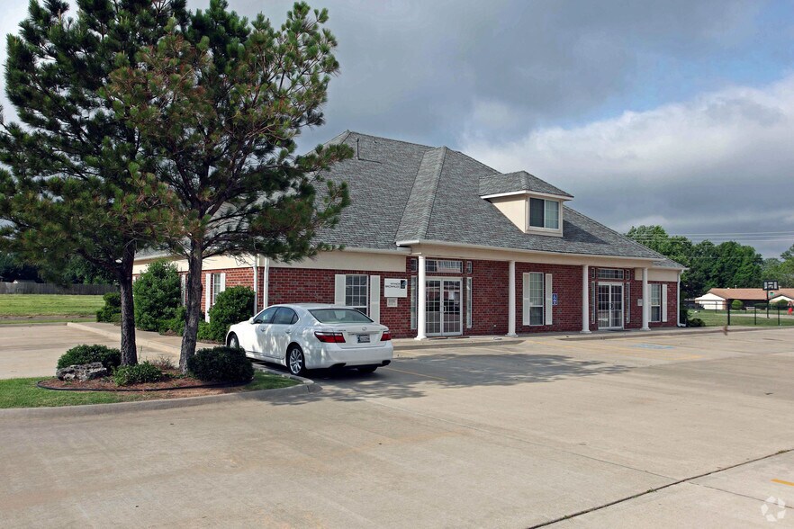 Primary Photo Of 10936 NW Expressway, Yukon Office For Lease