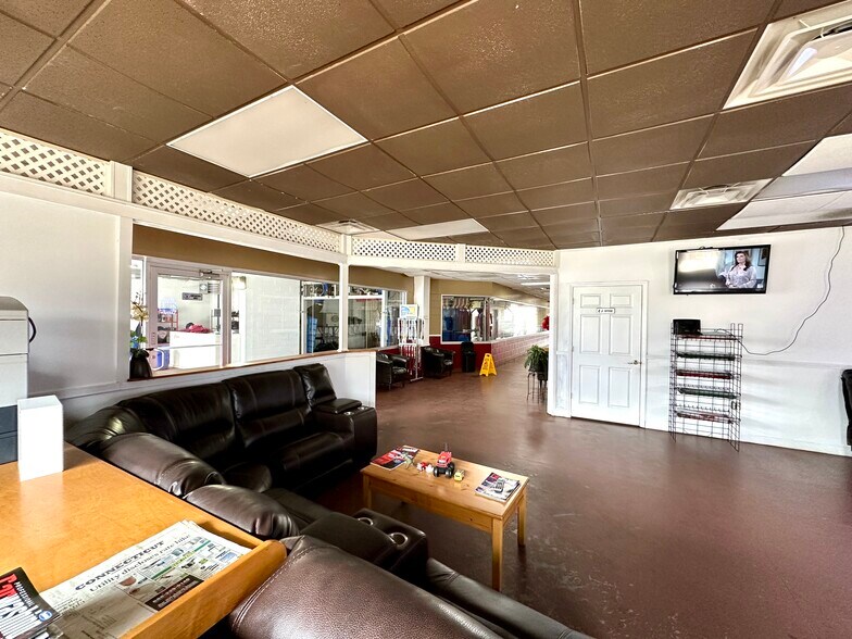 More Photos Of 590 Spring St, Windsor Locks Auto Repair For Sale