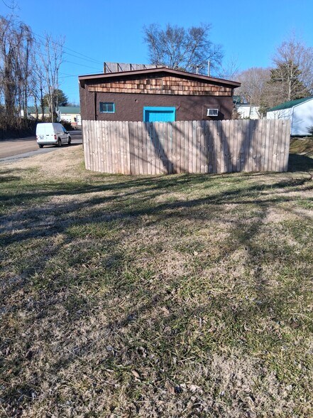 More Photos Of 22 Riverview Ave, Pikeville Freestanding For Sale