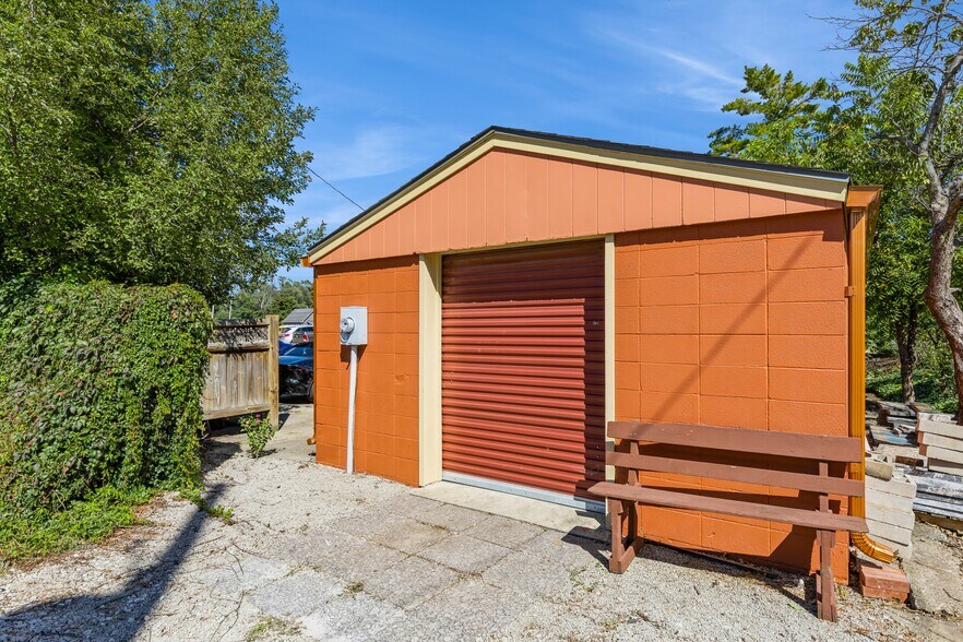 More Photos Of 324 1st St, Des Moines General Retail For Sale