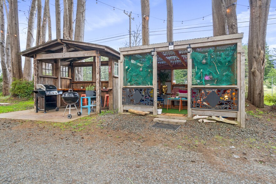 More Photos Of 1175 2nd St SE, Bandon Hotel For Sale