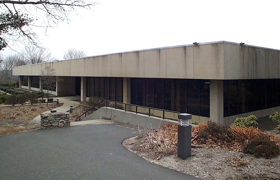 More Photos Of 199 Park Road Ext, Middlebury Manufacturing For Lease