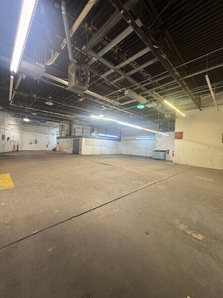 More Photos Of 10-12 Niagara Ave, Freeport Warehouse For Lease