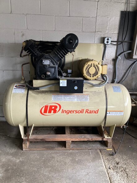 More Photos Of 2288 William St, Cheektowaga Service For Sale