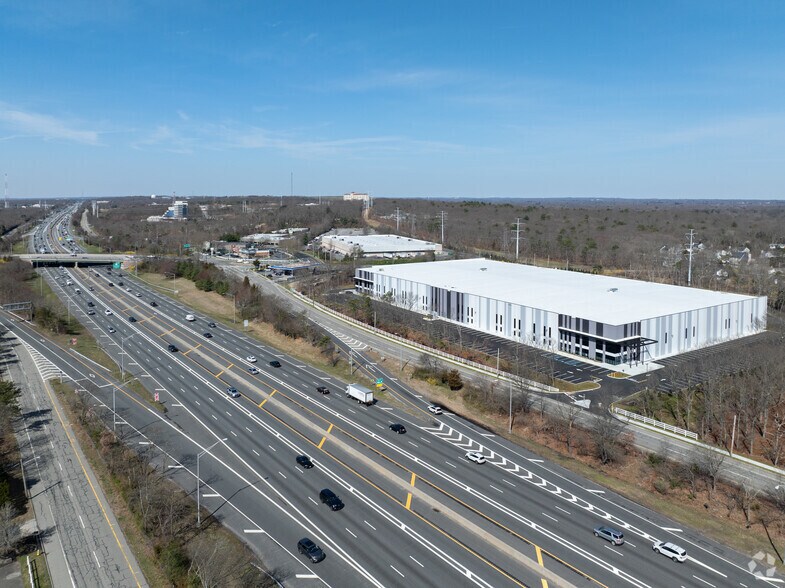 More Photos Of Old Nichols Commerce Ctr, Islandia Distribution For Lease