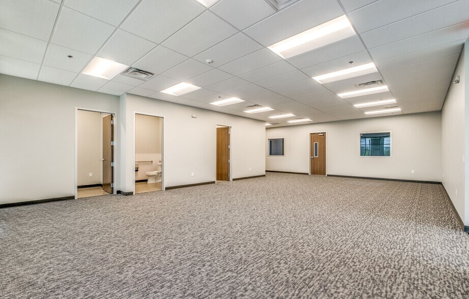 More Photos Of 3319 N Panam Expy, San Antonio Distribution For Lease