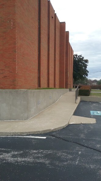 More Photos Of 600 Clifty St, Somerset Office For Lease