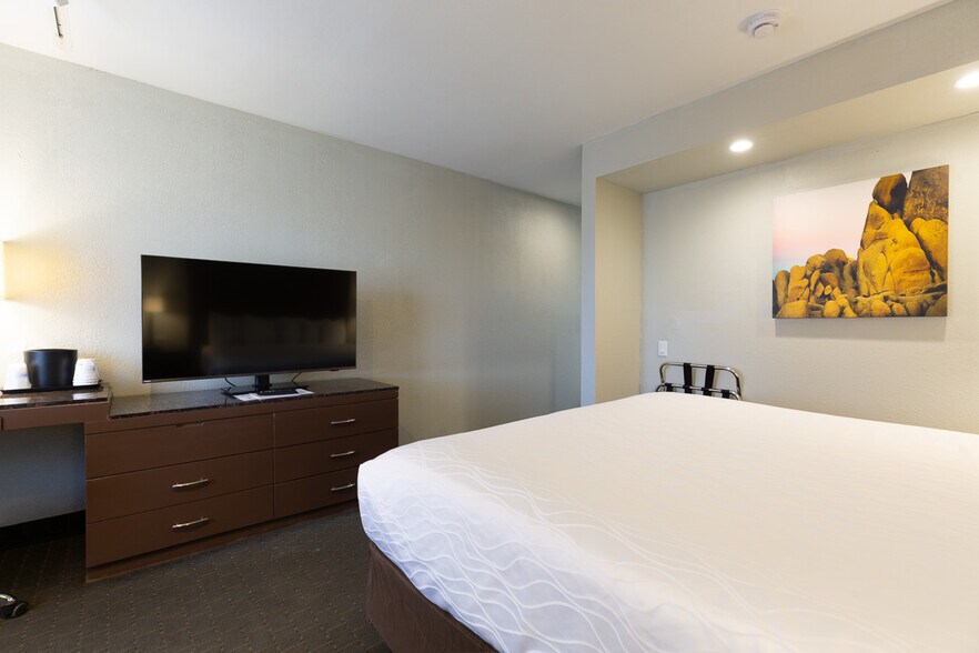 More Photos Of 1633 S Palm Canyon Dr, Palm Springs Hotel For Sale