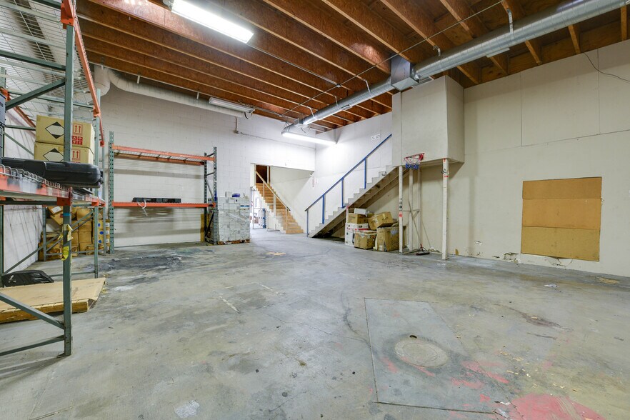More Photos Of 14332 Oxnard St, Van Nuys Warehouse For Lease