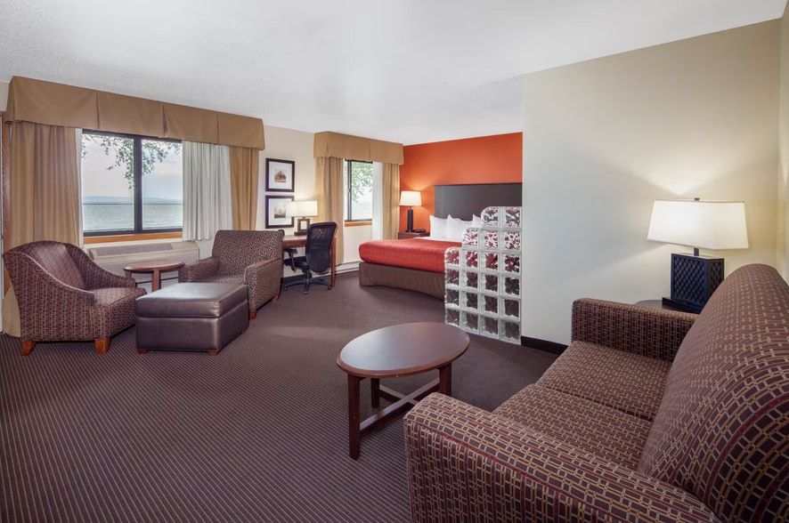 More Photos Of 3009 Lakeshore Dr E, Ashland Hotel For Sale
