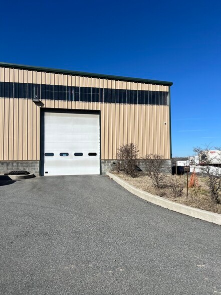 More Photos Of 70 J Caldwell Ln, New Castle Warehouse For Lease