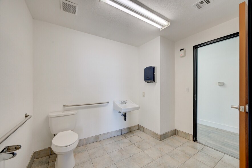 More Photos Of 1997 Whitney Mesa Dr, Henderson Warehouse For Lease