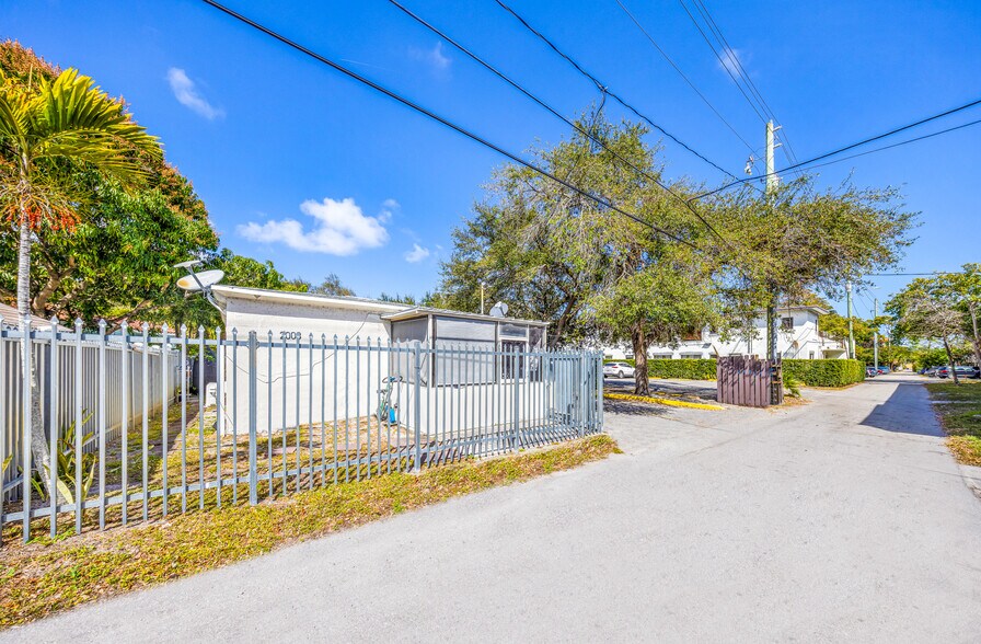 More Photos Of 2000 Monroe St, Hollywood Apartments For Sale