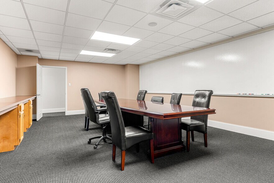More Photos Of 222 Pearl St, New Albany Office Residential For Lease