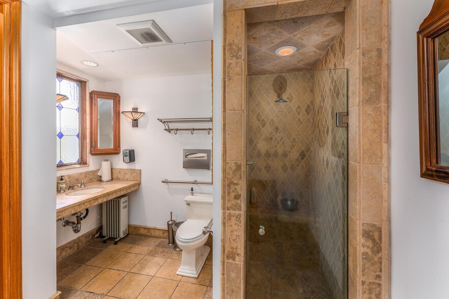 More Photos Of 8752 Holloway Dr, West Hollywood Office For Sale