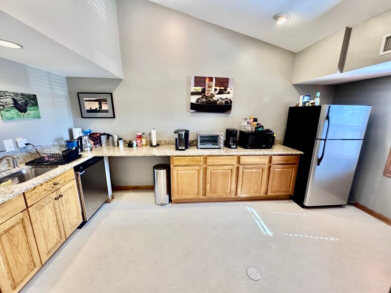 More Photos Of 10130-10134 Colvin Run Rd, Great Falls Office For Sale