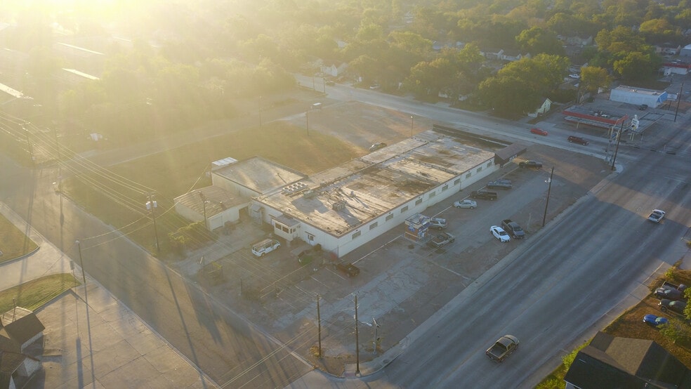 More Photos Of 1302 E Crestwood Dr, Victoria Industrial For Sale