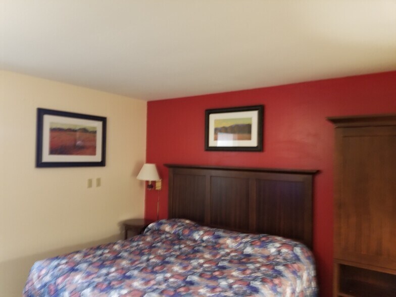More Photos Of 1617 N Summit St, Arkansas City Hotel For Sale