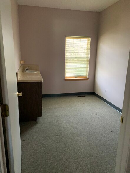 More Photos Of 129 S Washington St, Oxford Medical For Lease