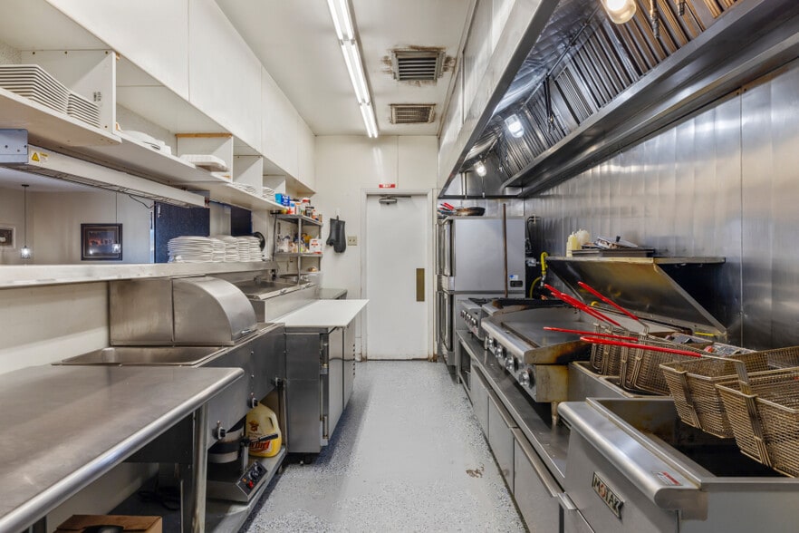 More Photos Of 2126 Broadway st, Malin Sports And Entertainment For Sale