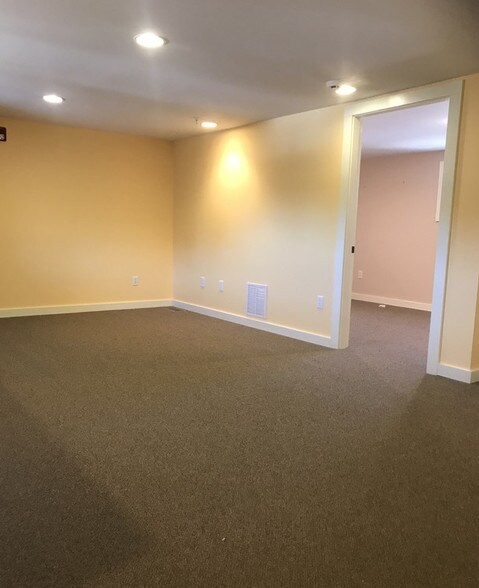 More Photos Of 69 York St, Kennebunk Medical For Sale