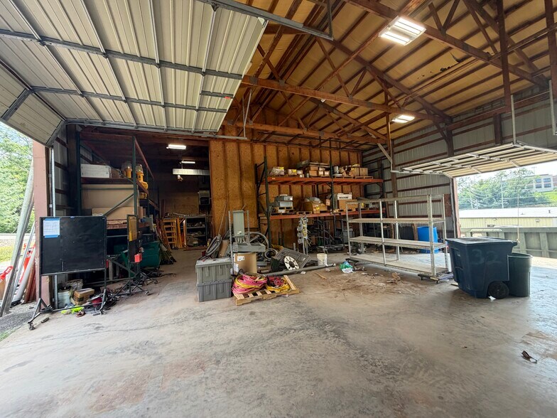 More Photos Of 1030 W 17th St, Bloomington Flex For Sale