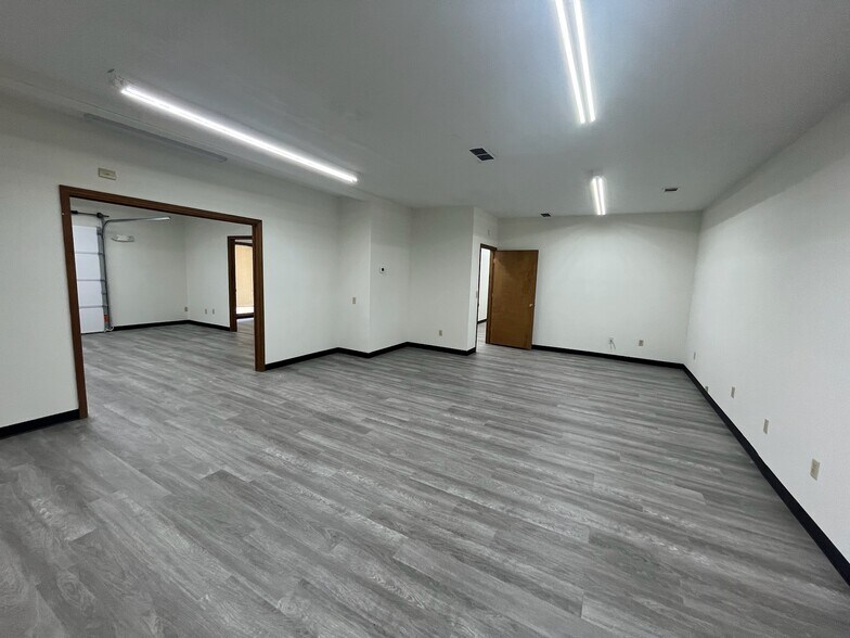 More Photos Of 109 Elliott Industrial Dr, Woodstock Flex For Lease