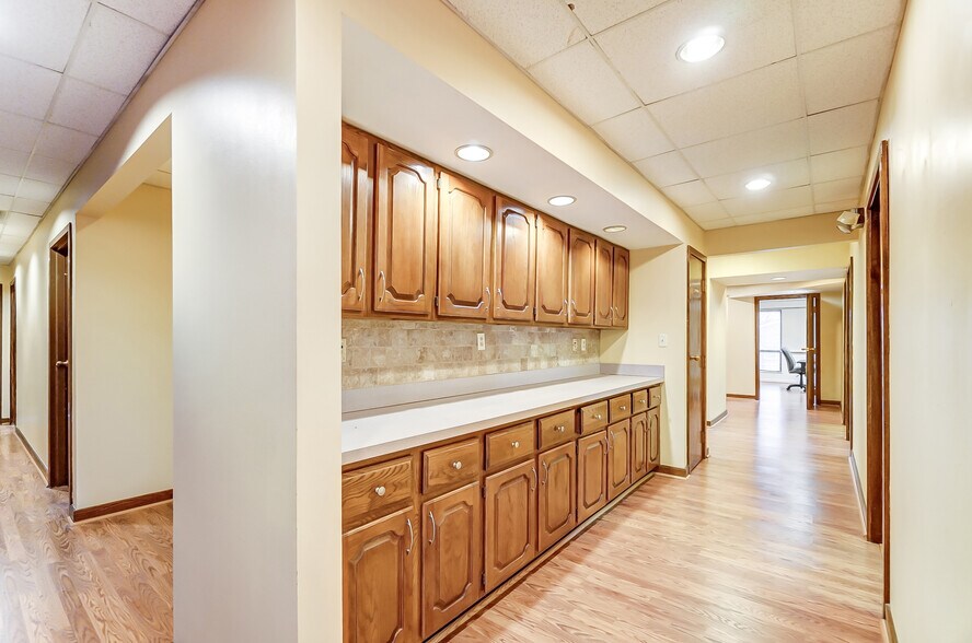 More Photos Of 47 E Wilson Bridge Rd, Columbus Office For Lease