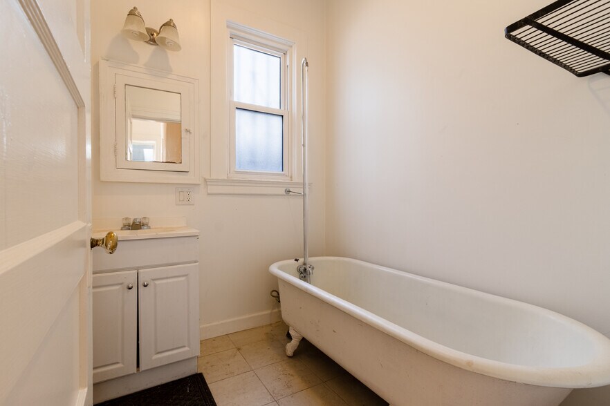 More Photos Of 30-32 Laskie St, San Francisco Service For Sale