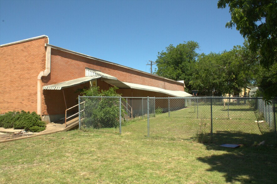 More Photos Of 1901-1905 N 25th St, Waco Storefront Retail Office For Sale