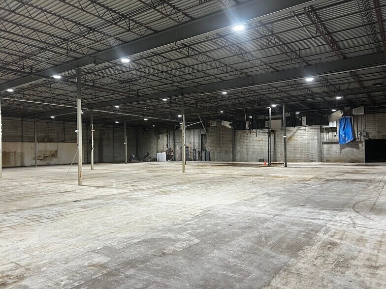 More Photos Of 1711-1741 S University Blvd, Middletown Showroom For Lease